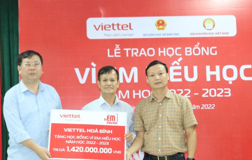Viettel Hoà Bình trao hơn 1 tỷ đồng học bổng “Vì em hiếu học” tại huyện Mai Châu - Ảnh 1.