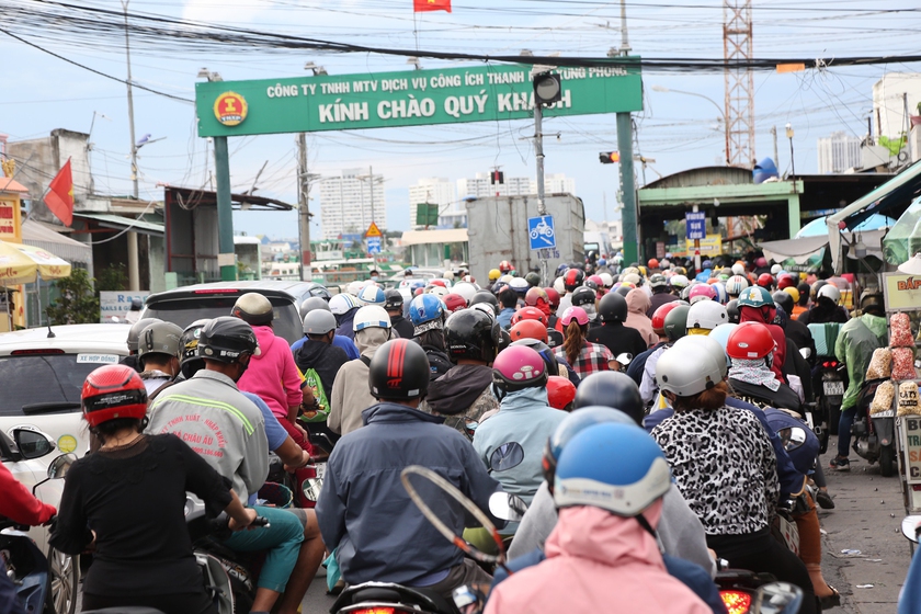 Ngày cuối dịp nghỉ lễ 2/9: Cửa ngõ giao thông Hà Nội, Thành phố Hồ Chí Minh ùn tắc kéo dài - Ảnh 9.