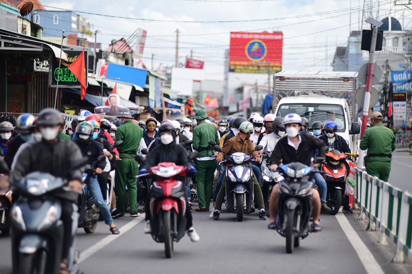 Ngày cuối dịp nghỉ lễ 2/9: Cửa ngõ giao thông Hà Nội, Thành phố Hồ Chí Minh ùn tắc kéo dài - Ảnh 7.