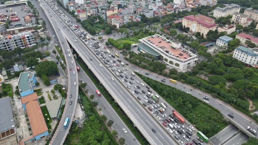 Ngày cuối dịp nghỉ lễ 2/9: Cửa ngõ giao thông Hà Nội, Thành phố Hồ Chí Minh ùn tắc kéo dài - Ảnh 1.