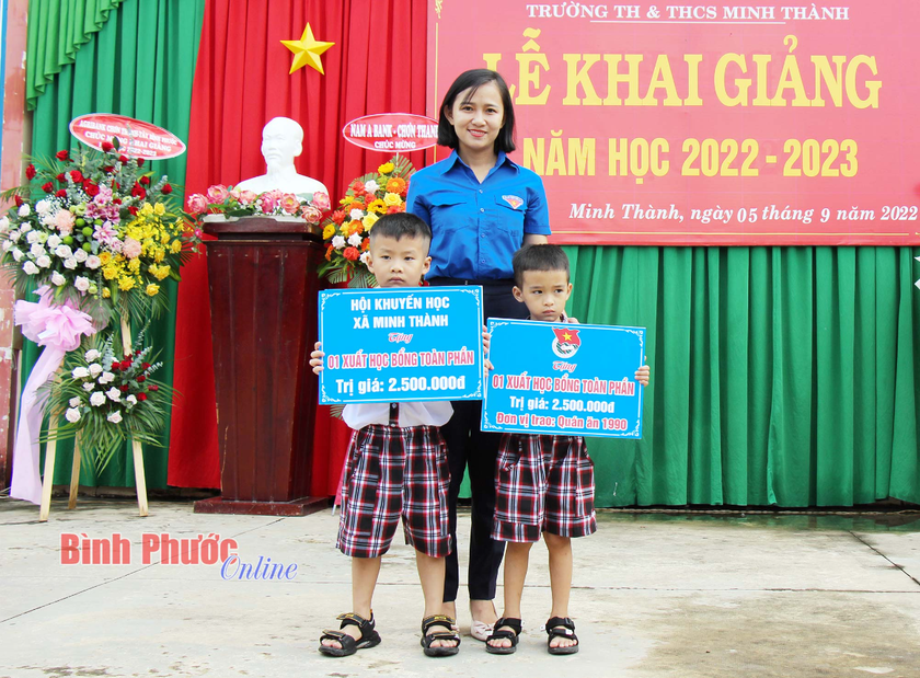 Huyện Chơn Thành (Bình Phước): Trao hàng trăm triệu đồng học bổng khuyến học trong ngày khai giảng - Ảnh 2.