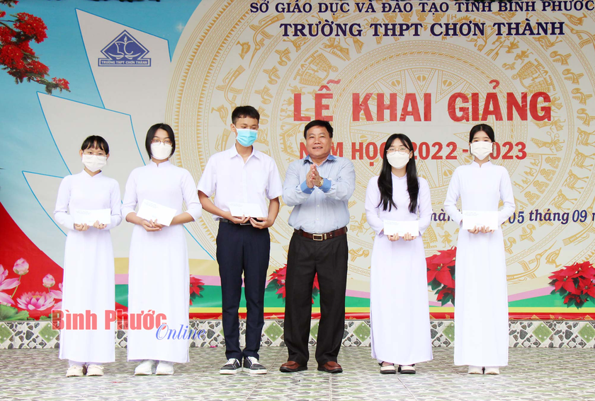 Huyện Chơn Thành (Bình Phước): Trao hàng trăm triệu đồng học bổng khuyến học trong ngày khai giảng - Ảnh 4.