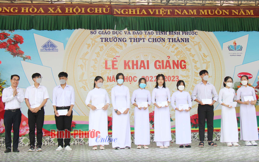 Huyện Chơn Thành (Bình Phước): Trao hàng trăm triệu đồng học bổng khuyến học trong ngày khai giảng - Ảnh 6.