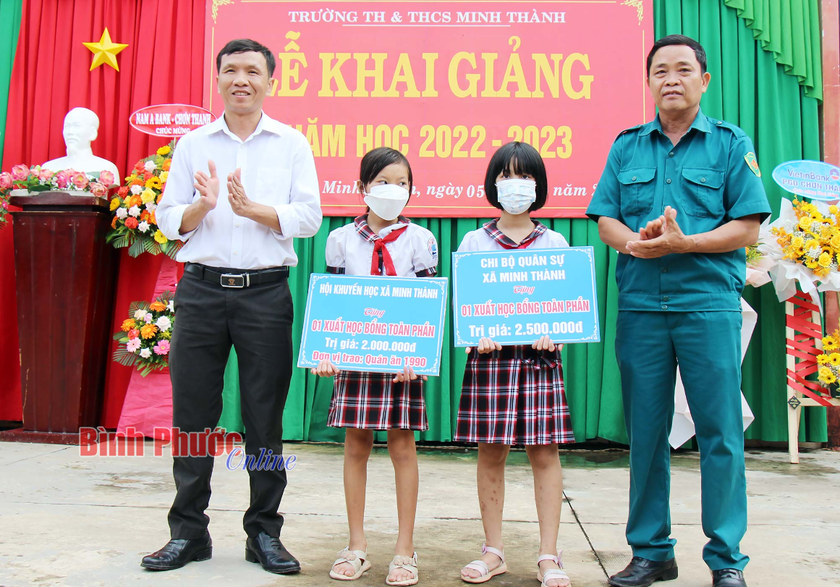 Huyện Chơn Thành (Bình Phước): Trao hàng trăm triệu đồng học bổng khuyến học trong ngày khai giảng - Ảnh 1.