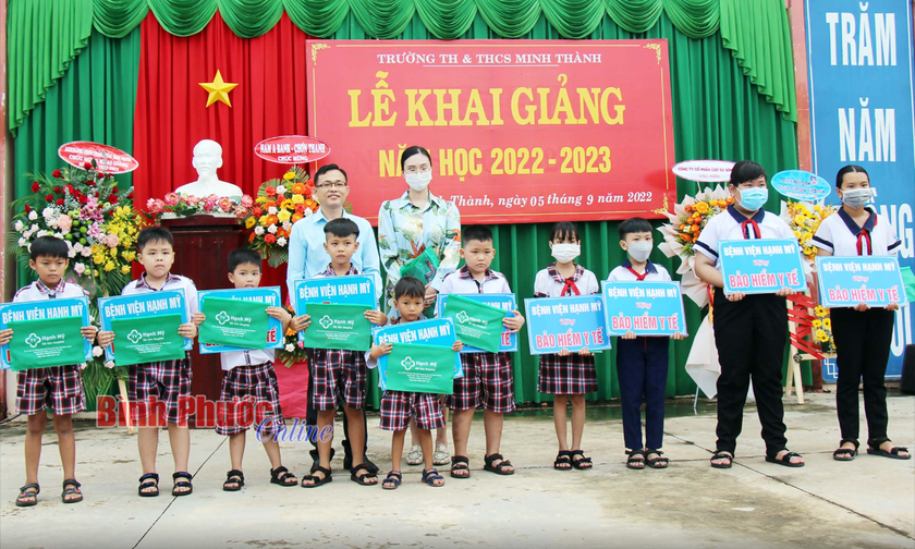 Huyện Chơn Thành (Bình Phước): Trao hàng trăm triệu đồng học bổng khuyến học trong ngày khai giảng - Ảnh 3.