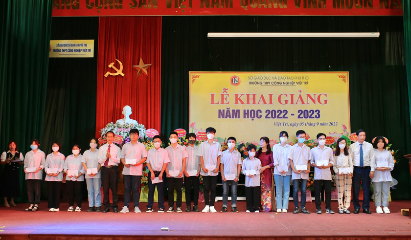 Hội Khuyến học Phú Thọ trao 88 triệu đồng học bổng trong ngày khai giảng năm học mới - Ảnh 3.