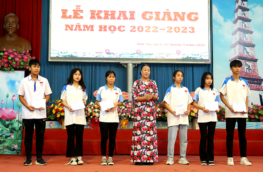 Hội Khuyến học Phú Thọ trao 88 triệu đồng học bổng trong ngày khai giảng năm học mới - Ảnh 1.