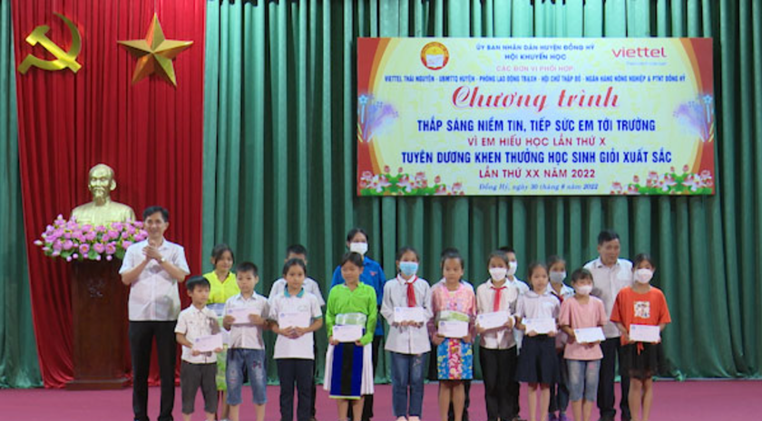 Thái Nguyên: Trao 144 triệu đồng học bổng cho học sinh nghèo vượt khó - Ảnh 1.