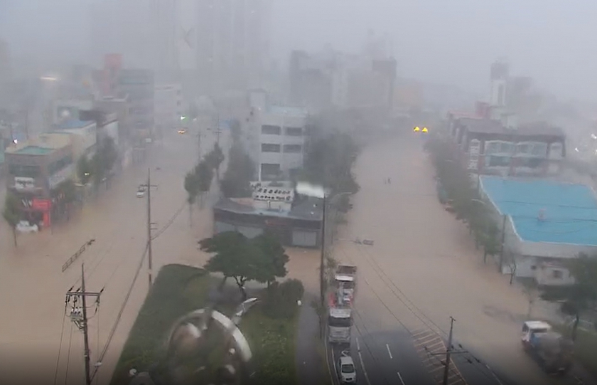 Cơn bão mạnh nhất trong nhiều năm qua đã đổ bộ vào Hàn Quốc  - Ảnh 10.