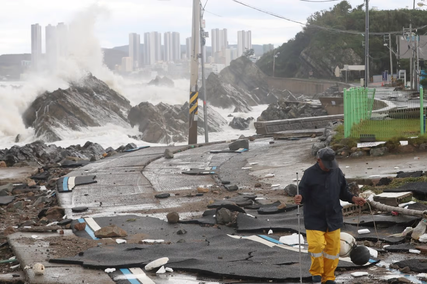 Cơn bão mạnh nhất trong nhiều năm qua đã đổ bộ vào Hàn Quốc  - Ảnh 2.