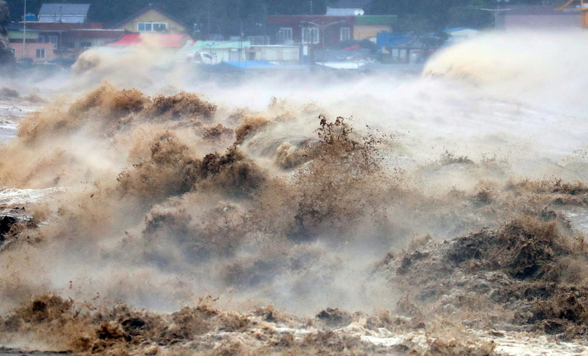 Cơn bão mạnh nhất trong nhiều năm qua đã đổ bộ vào Hàn Quốc  - Ảnh 4.