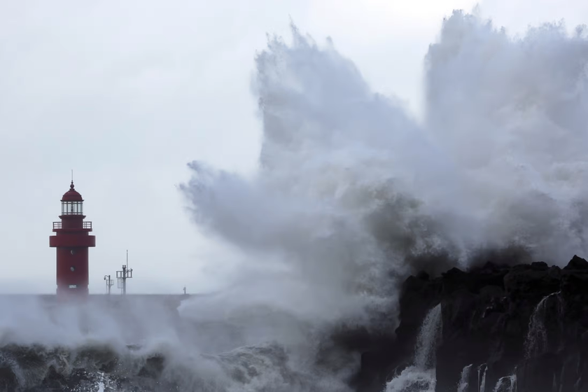 Cơn bão mạnh nhất trong nhiều năm qua đã đổ bộ vào Hàn Quốc  - Ảnh 11.