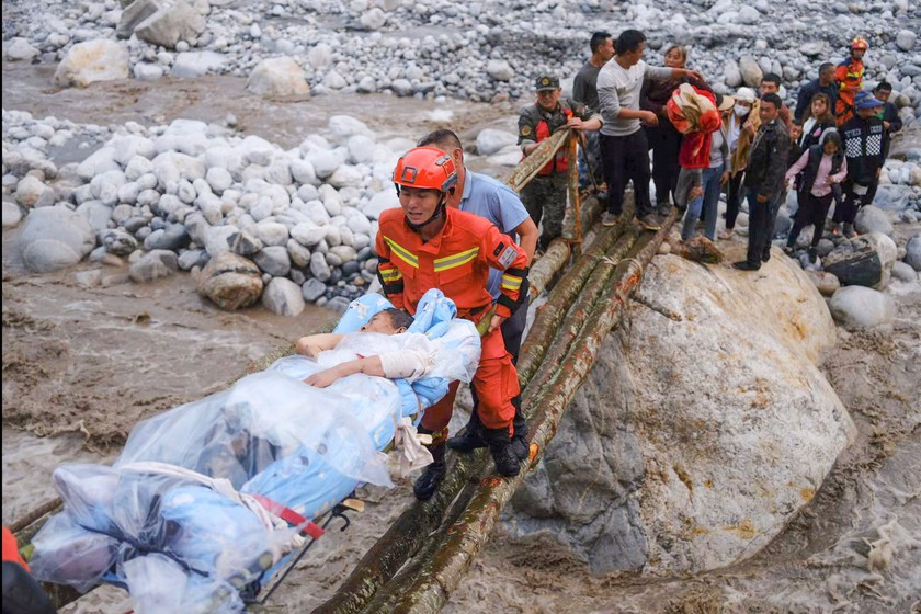 Trung Quốc: Dốc toàn lực cứu trợ hàng trăm nạn nhân vụ động đất ở Tứ Xuyên - Ảnh 4.