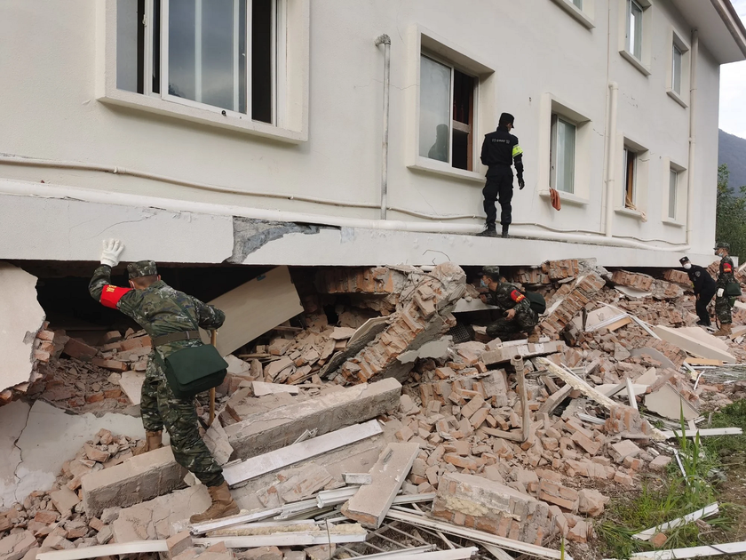 Trung Quốc: Dốc toàn lực cứu trợ hàng trăm nạn nhân vụ động đất ở Tứ Xuyên - Ảnh 3.