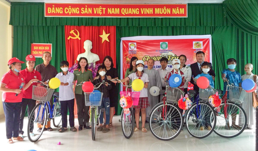 Lâm Đồng: Trao 630 phần quà cho học sinh hoàn cảnh khó khăn, gia đình chính sách - Ảnh 1.