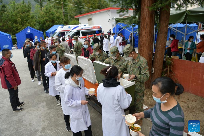 Động đất ở Tứ Xuyên, Trung Quốc: Lực lượng cứu hộ chạy đua với thời gian giải cứu người mắc kẹt - Ảnh 16.