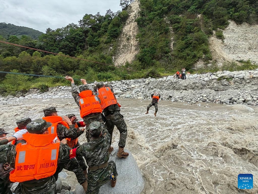 Động đất ở Tứ Xuyên, Trung Quốc: Lực lượng cứu hộ chạy đua với thời gian giải cứu người mắc kẹt - Ảnh 14.