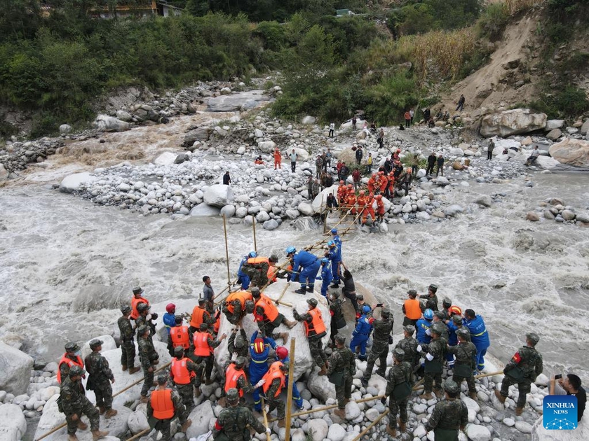 Động đất ở Tứ Xuyên, Trung Quốc: Lực lượng cứu hộ chạy đua với thời gian giải cứu người mắc kẹt - Ảnh 13.