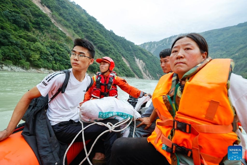 Động đất ở Tứ Xuyên, Trung Quốc: Lực lượng cứu hộ chạy đua với thời gian giải cứu người mắc kẹt - Ảnh 4.