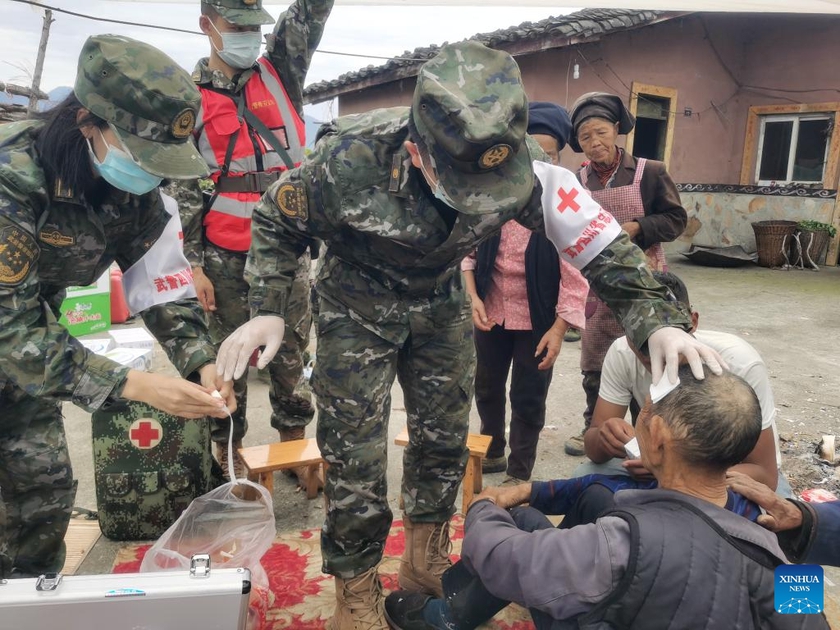 Động đất ở Tứ Xuyên, Trung Quốc: Lực lượng cứu hộ chạy đua với thời gian giải cứu người mắc kẹt - Ảnh 15.