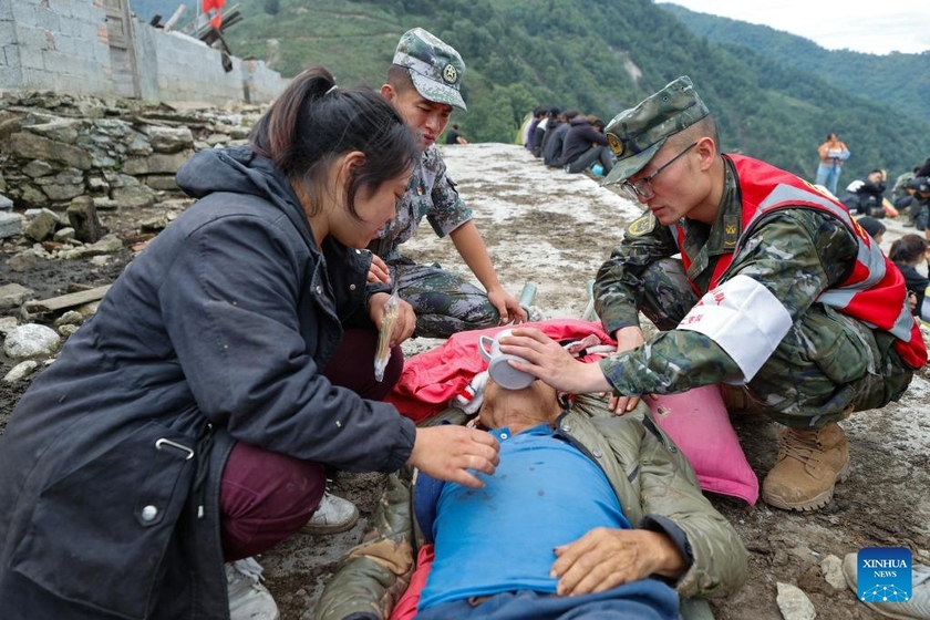 Động đất ở Tứ Xuyên, Trung Quốc: Lực lượng cứu hộ chạy đua với thời gian giải cứu người mắc kẹt - Ảnh 7.