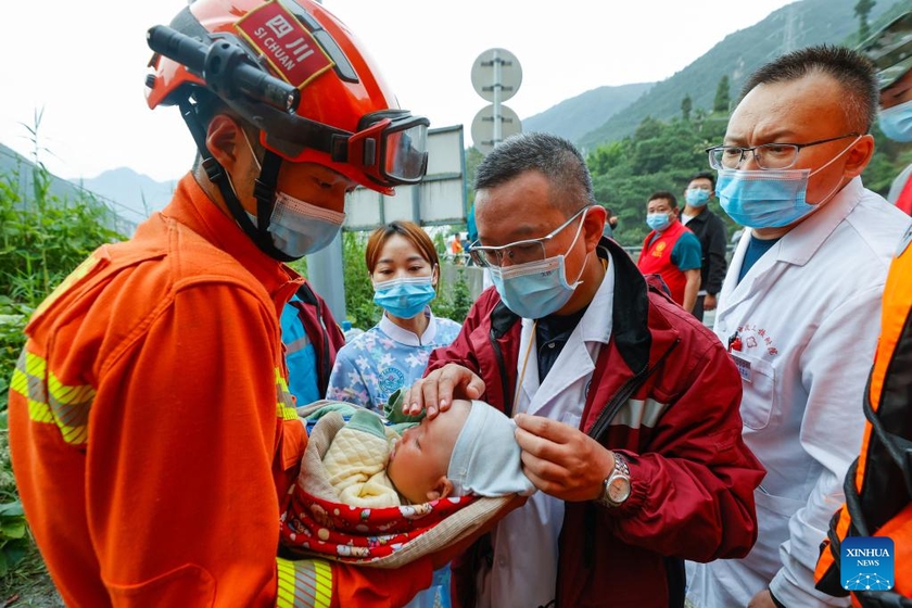 Động đất ở Tứ Xuyên, Trung Quốc: Lực lượng cứu hộ chạy đua với thời gian giải cứu người mắc kẹt - Ảnh 9.