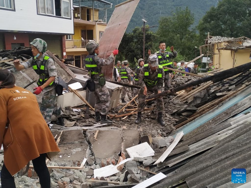 Động đất ở Tứ Xuyên, Trung Quốc: Lực lượng cứu hộ chạy đua với thời gian giải cứu người mắc kẹt - Ảnh 12.