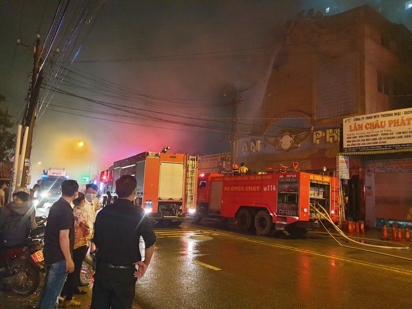 Cháy lớn tại quán karaoke ở Bình Dương: Hàng chục người thương vong, đã đưa 12 nạn nhân mắc kẹt ra ngoài - Ảnh 1.