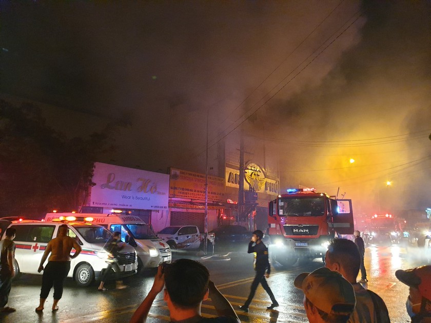 Cháy lớn tại quán karaoke ở Bình Dương: Hàng chục người thương vong, đã đưa 12 nạn nhân mắc kẹt ra ngoài - Ảnh 2.