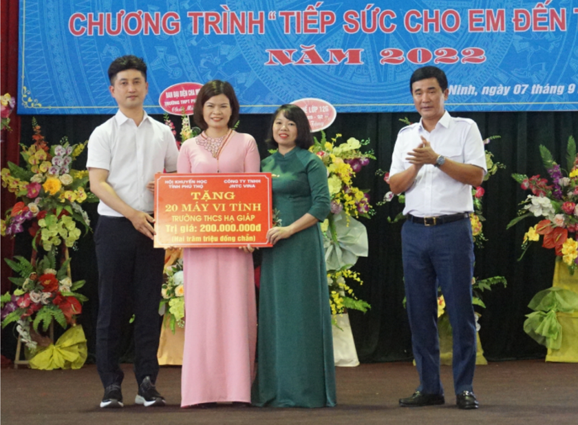 Hội Khuyến học tỉnh Phú Thọ trao gần 300 triệu đồng học bổng cho học sinh vượt khó học giỏi - Ảnh 2.