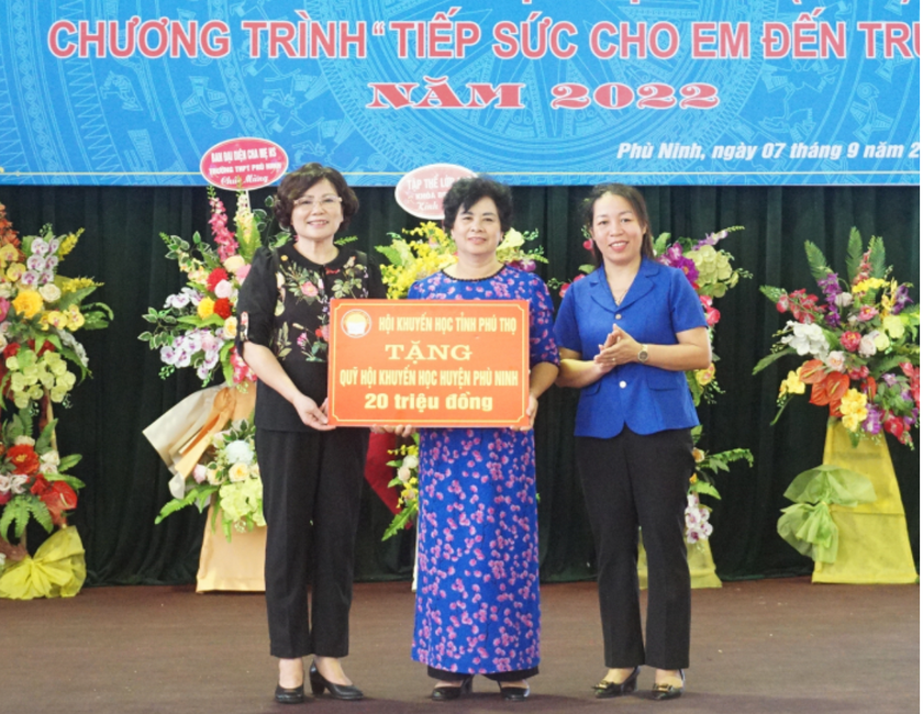 Hội Khuyến học tỉnh Phú Thọ trao gần 300 triệu đồng học bổng cho học sinh vượt khó học giỏi - Ảnh 3.