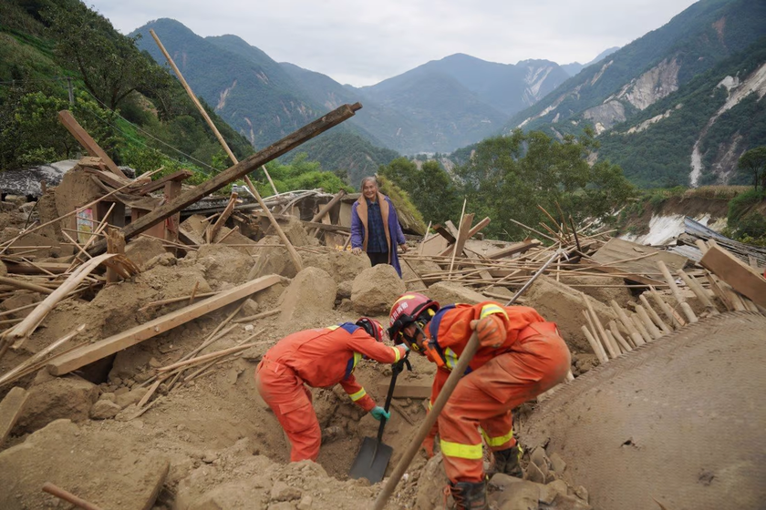 Động đất ở Tứ Xuyên, Trung Quốc: Đã có 82 người chết, lở đất cản trở nỗ lực cứu hộ hàng chục người mất tích - Ảnh 1.