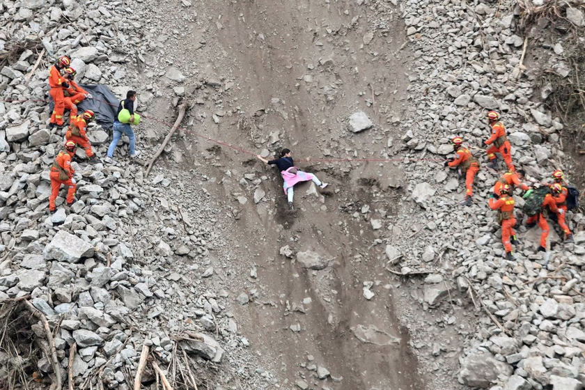 Động đất ở Tứ Xuyên, Trung Quốc: Đã có 82 người chết, lở đất cản trở nỗ lực cứu hộ hàng chục người mất tích - Ảnh 2.