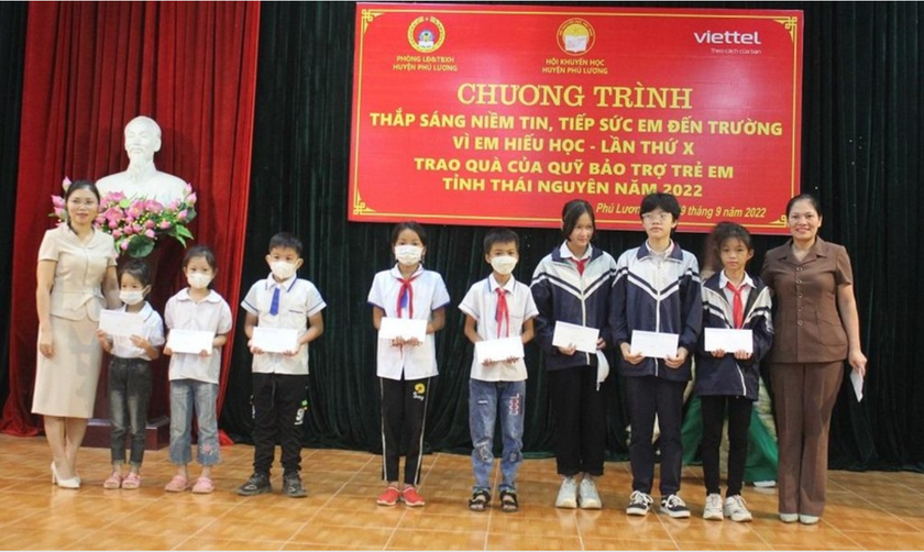 Hội Khuyến học huyện Phú Lương (Thái Nguyên) trao 116 suất học bổng cho học sinh hoàn cảnh khó khăn - Ảnh 1.