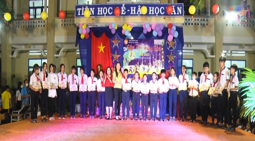 Bình Thuận: Trao 50 suất học bổng cho học sinh vượt khó, hiếu học - Ảnh 1.