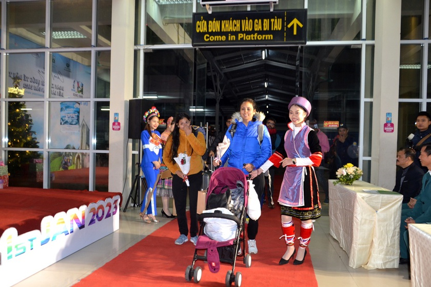 Lào Cai đón hơn 300 khách quốc tế trong ngày đầu năm mới - Ảnh 1.
