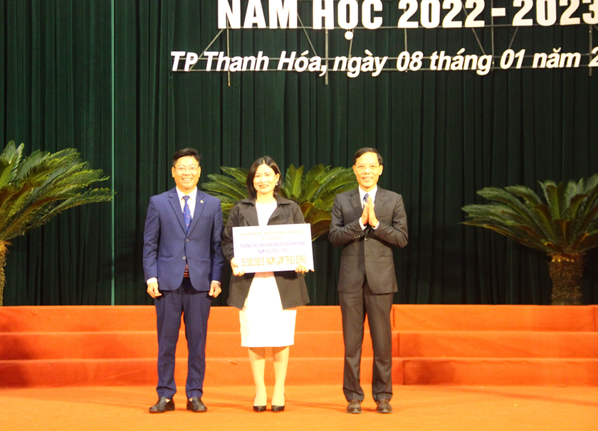 Hội Khuyến học tỉnh Thanh Hoá trao hàng ngàn học bổng tặng học sinh nghèo hiếu học - Ảnh 3.