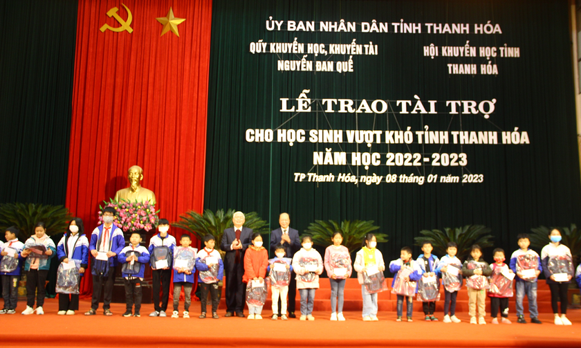 Hội Khuyến học tỉnh Thanh Hoá trao hàng ngàn học bổng tặng học sinh nghèo hiếu học - Ảnh 1.