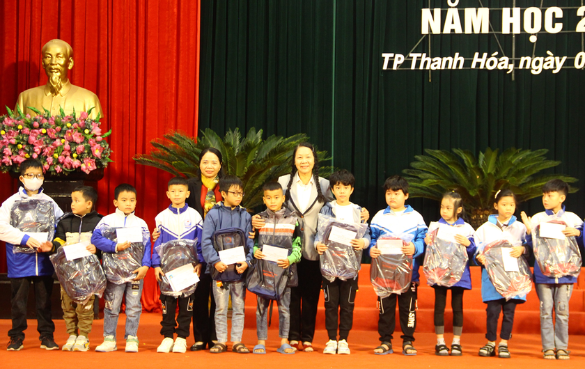 Hội Khuyến học tỉnh Thanh Hoá trao hàng ngàn học bổng tặng học sinh nghèo hiếu học - Ảnh 2.