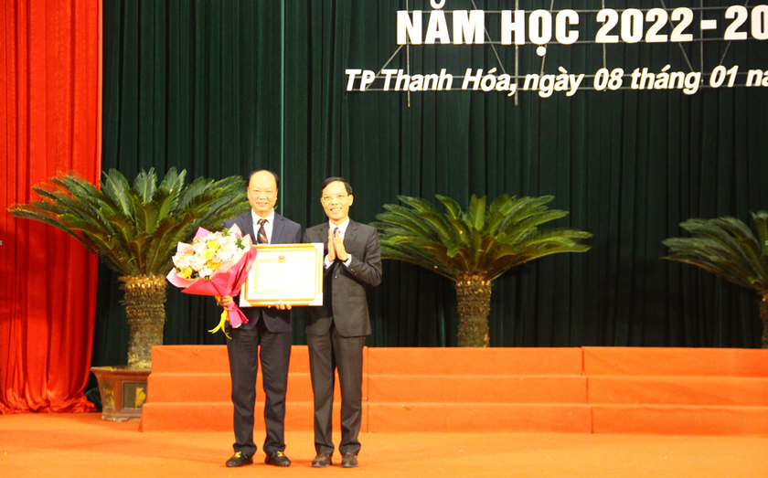 Hội Khuyến học tỉnh Thanh Hoá trao hàng ngàn học bổng tặng học sinh nghèo hiếu học - Ảnh 4.