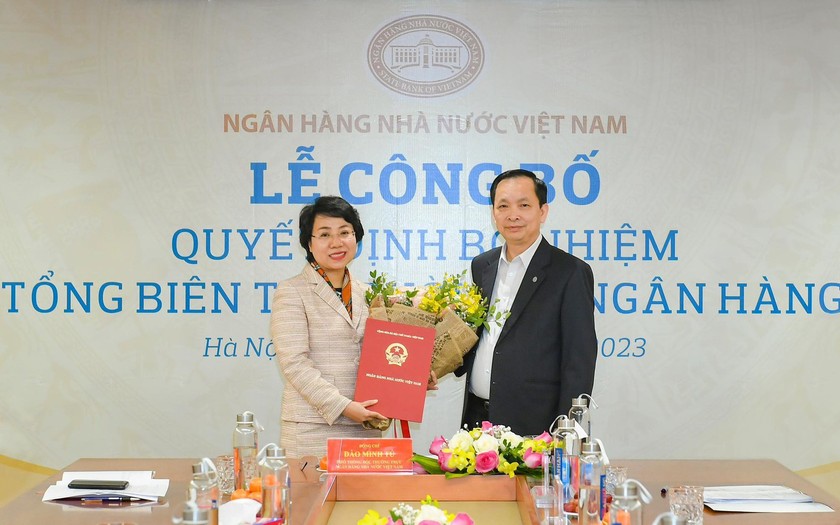 Bà Hoàng Thanh Nhàn nhận quyết định bổ nhiệm làm Tổng Biên tập Thời báo Ngân hàng