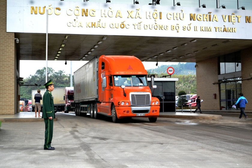 Mỗi ngày thông quan hơn 300 xe hàng qua Cửa khẩu quốc tế Lào Cai - Ảnh 1.