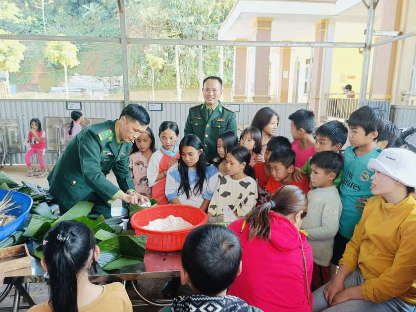 Đồn Biên phòng Mù Cả trao học bổng &quot;Cán bộ, chiến sĩ Quân đội nâng bước em tới trường&quot; - Ảnh 2.