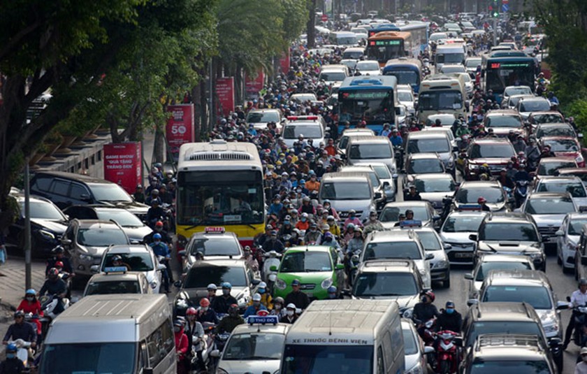 Hà Nội: Nhiều giải pháp giải quyết tình trạng ùn tắc giao thông năm 2023 - Ảnh 1.