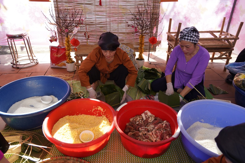 Quảng Ninh: Khi cả xã cùng nhau gói, nấu 4.000 chiếc bánh chưng đón Tết - Ảnh 2.