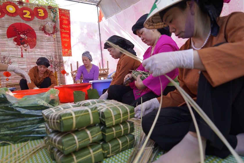 Quảng Ninh: Khi cả xã cùng nhau gói, nấu 4.000 chiếc bánh chưng đón Tết - Ảnh 6.