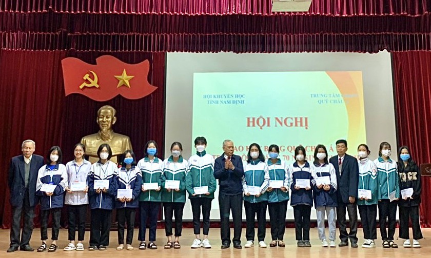 Trao học bổng Quỹ Châu Á tặng 70 nữ sinh Nam Định - Ảnh 1.