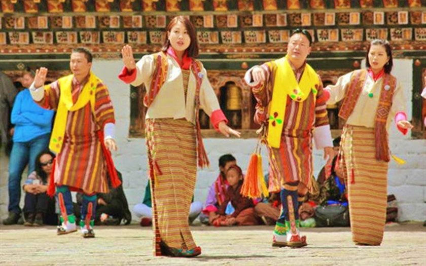 Du Xuân &quot;Vương quốc trên mây&quot; Bhutan, trải nghiệm các lễ hội kỳ lạ và xã hội mẫu hệ - Ảnh 2.