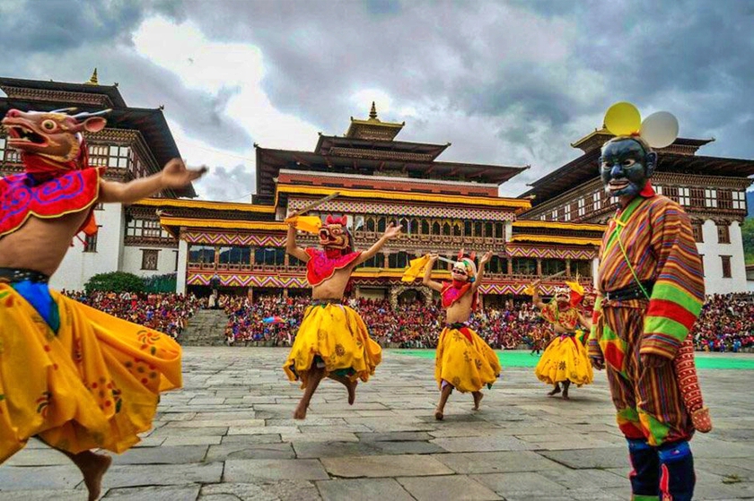 Du Xuân &quot;Vương quốc trên mây&quot; Bhutan, trải nghiệm các lễ hội kỳ lạ và xã hội mẫu hệ - Ảnh 6.