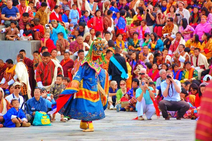 Du Xuân &quot;Vương quốc trên mây&quot; Bhutan, trải nghiệm các lễ hội kỳ lạ và xã hội mẫu hệ - Ảnh 1.